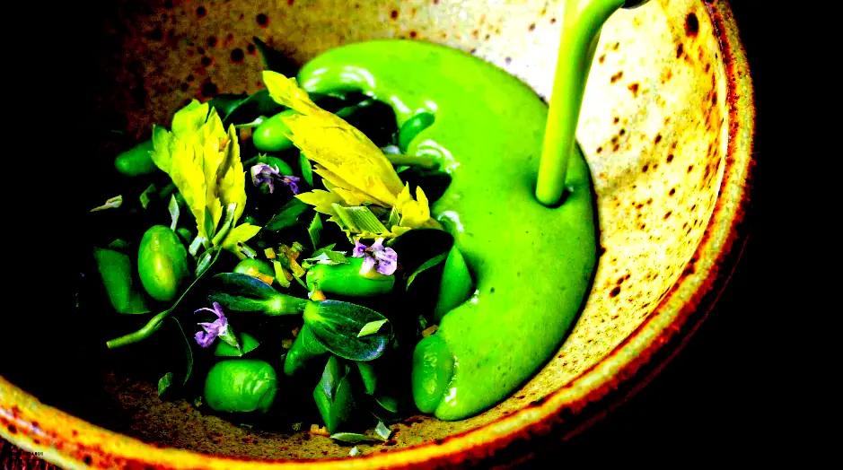 Hausgemachte Spargelsuppe mit aromatischen Kräutern und frischen Frühlingszwiebeln—ein ayurvedisches, nahrhaftes Rezept.